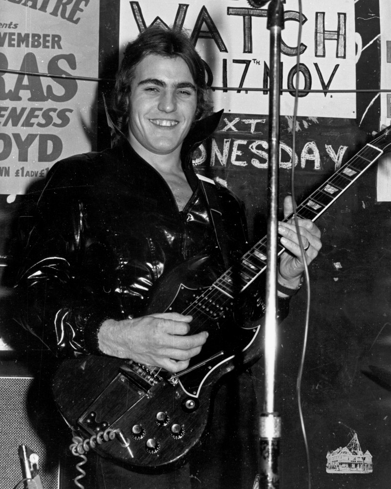 Unknown Guitarist at the Bridge