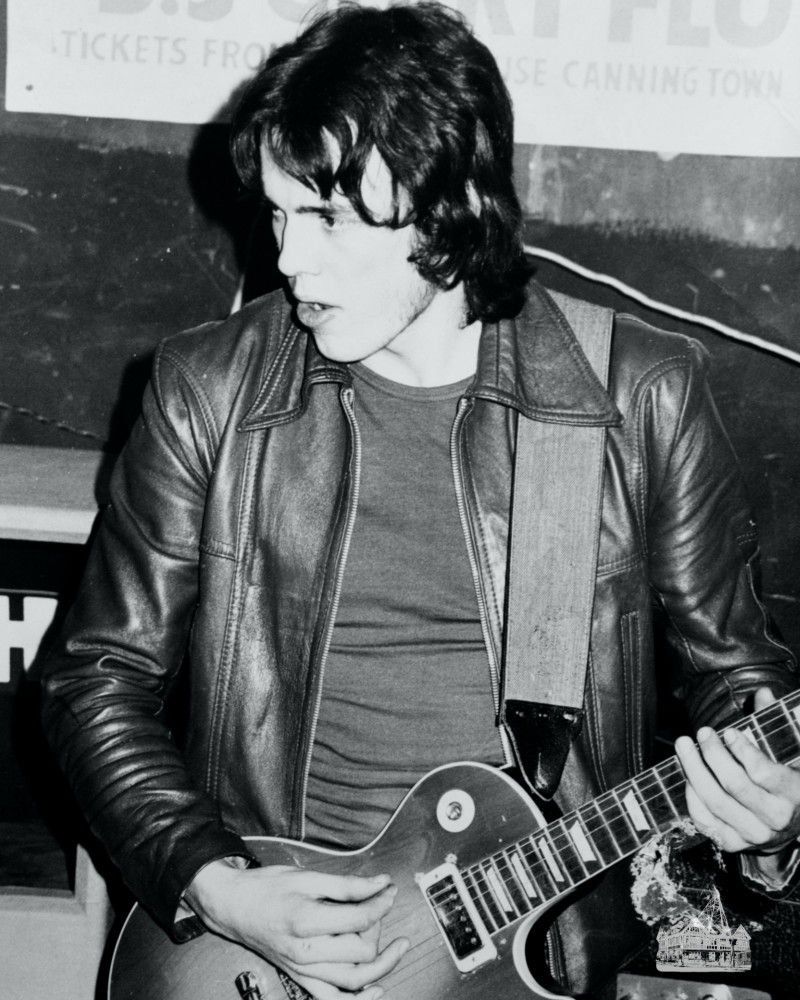 Unknown Guitarist at the Bridge