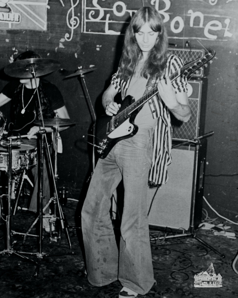 Unknown Guitarist at the Bridge