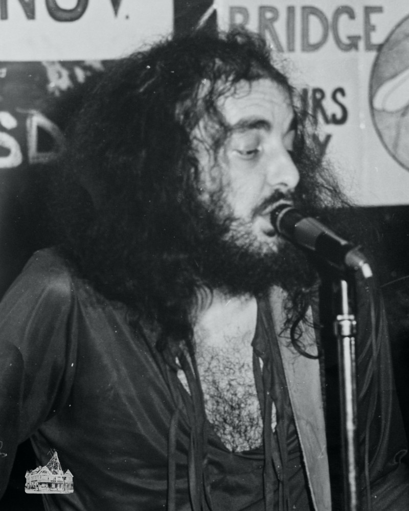 Unknown singer at the Bridge