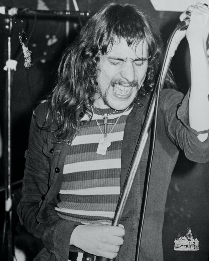 Unknown singer at the Bridge