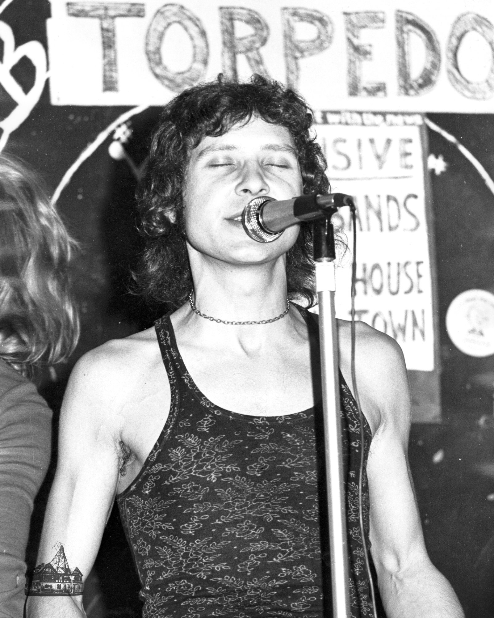 Unknown singer at the Bridge