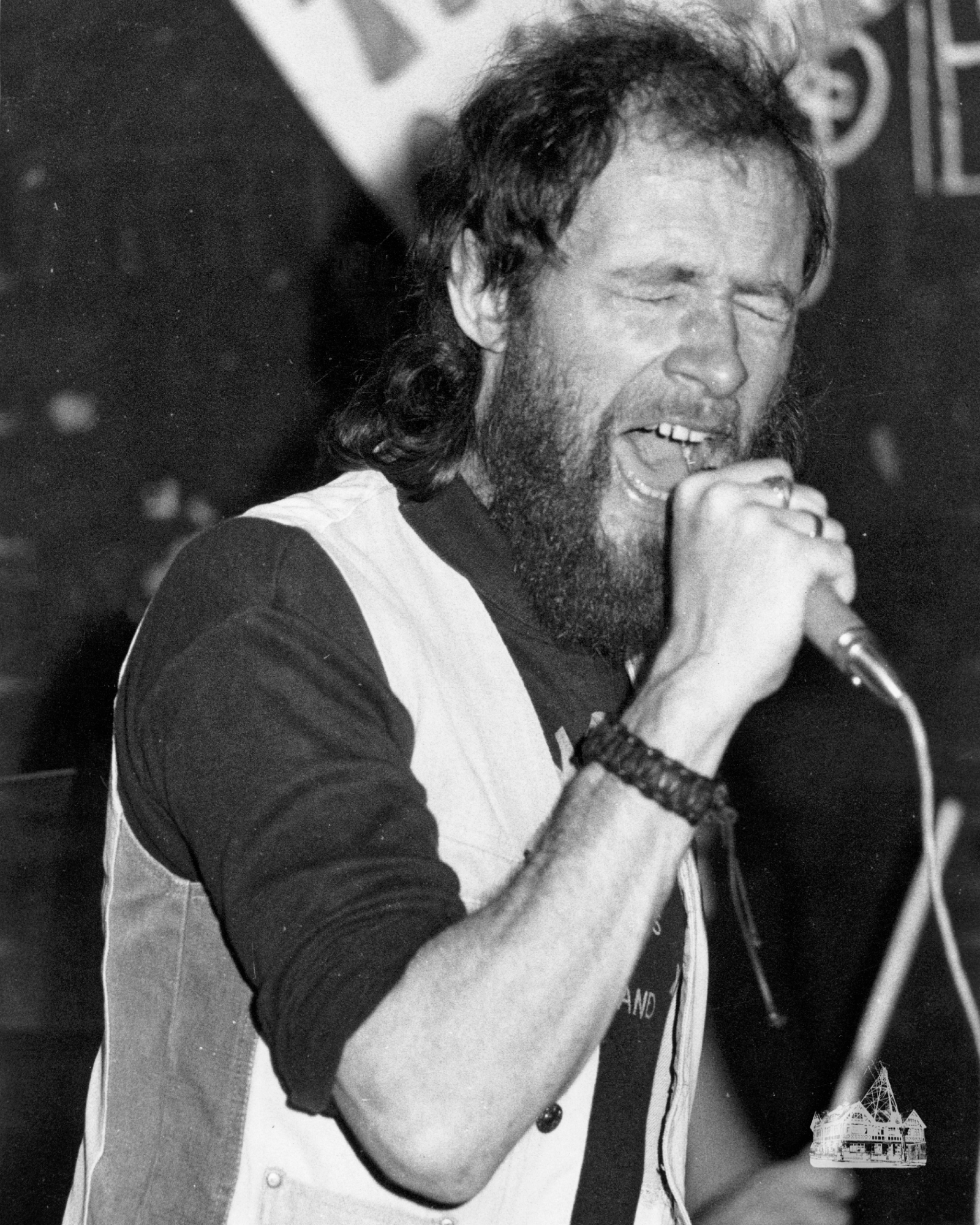 Unknown singer at the Bridge