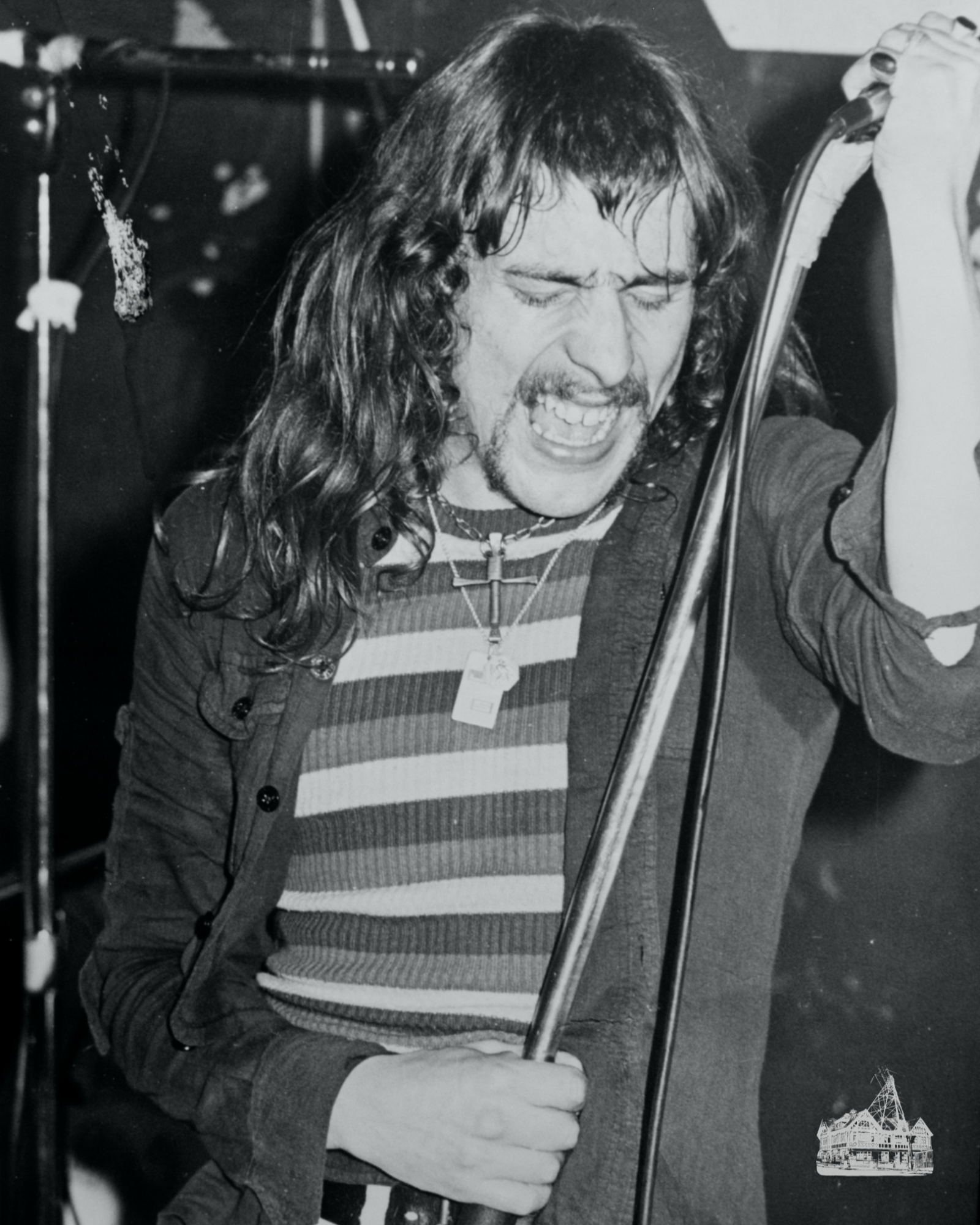 Unknown singer at the Bridge